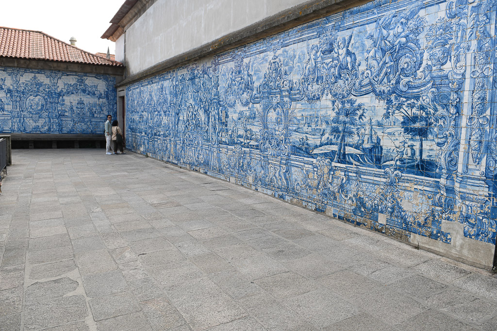 Lange Wand mit blau-weißen Azulejos