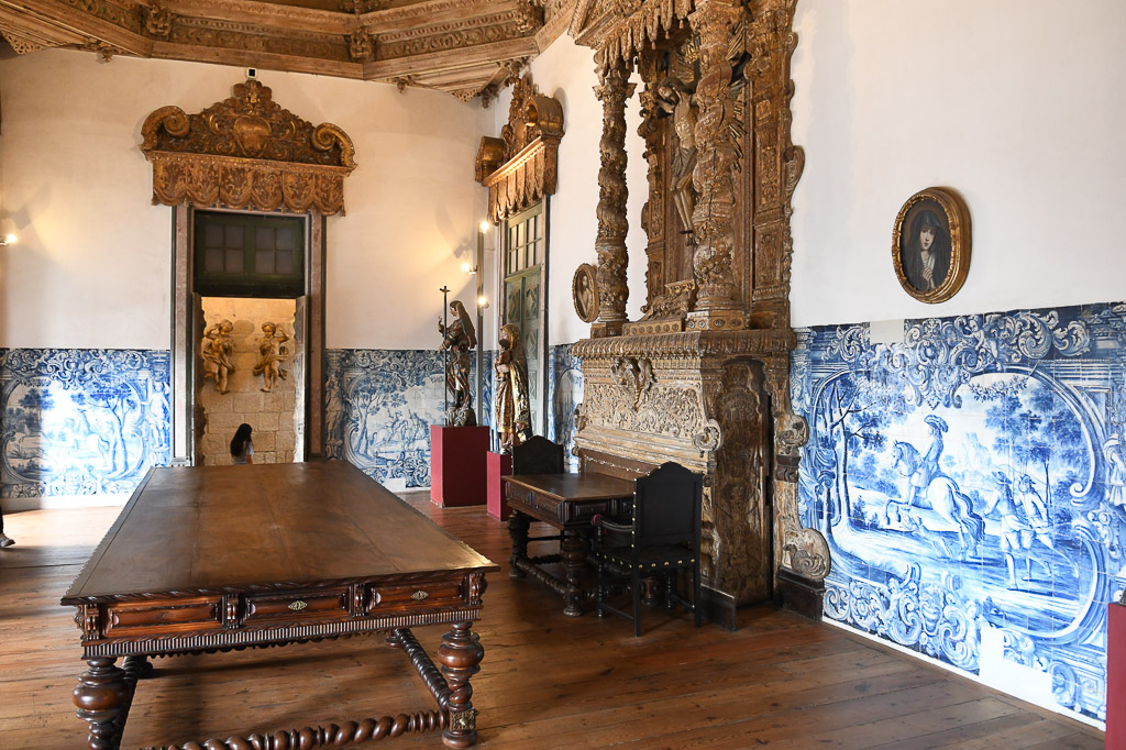 Saal mit Holztisch und Azulejo-Wänden