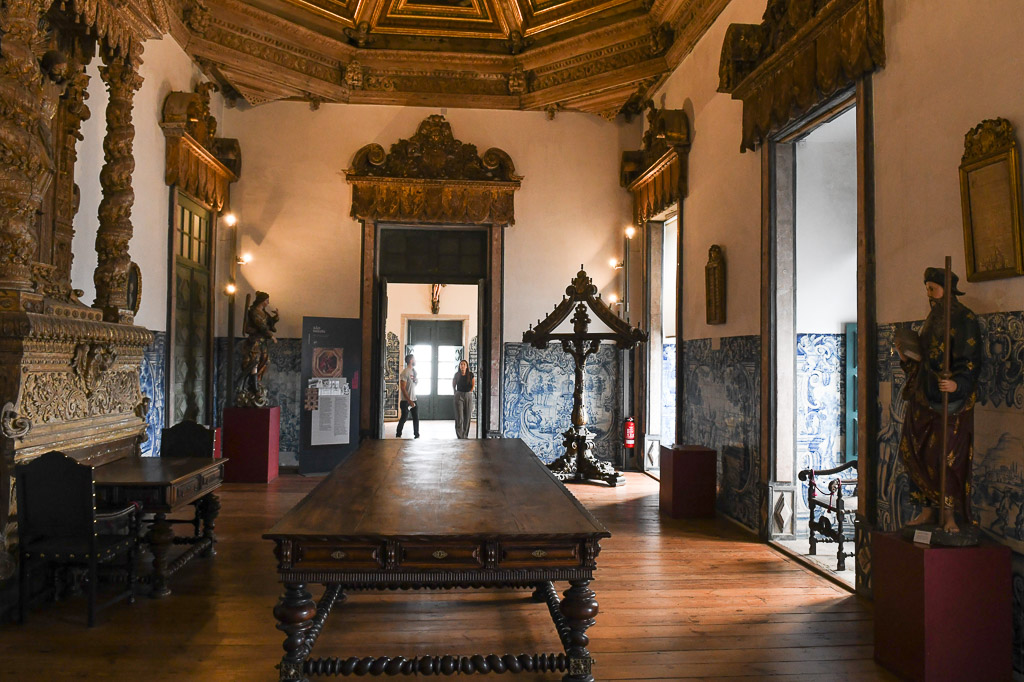 Prunkvoller Saal mit Holzmöbeln
