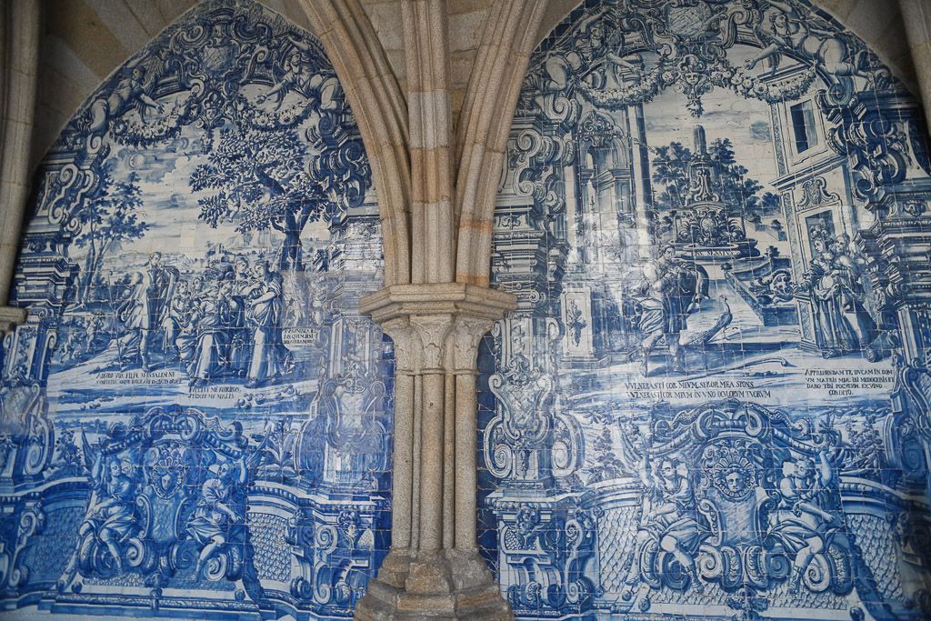 Azulejo-Wand mit biblischen Szenen