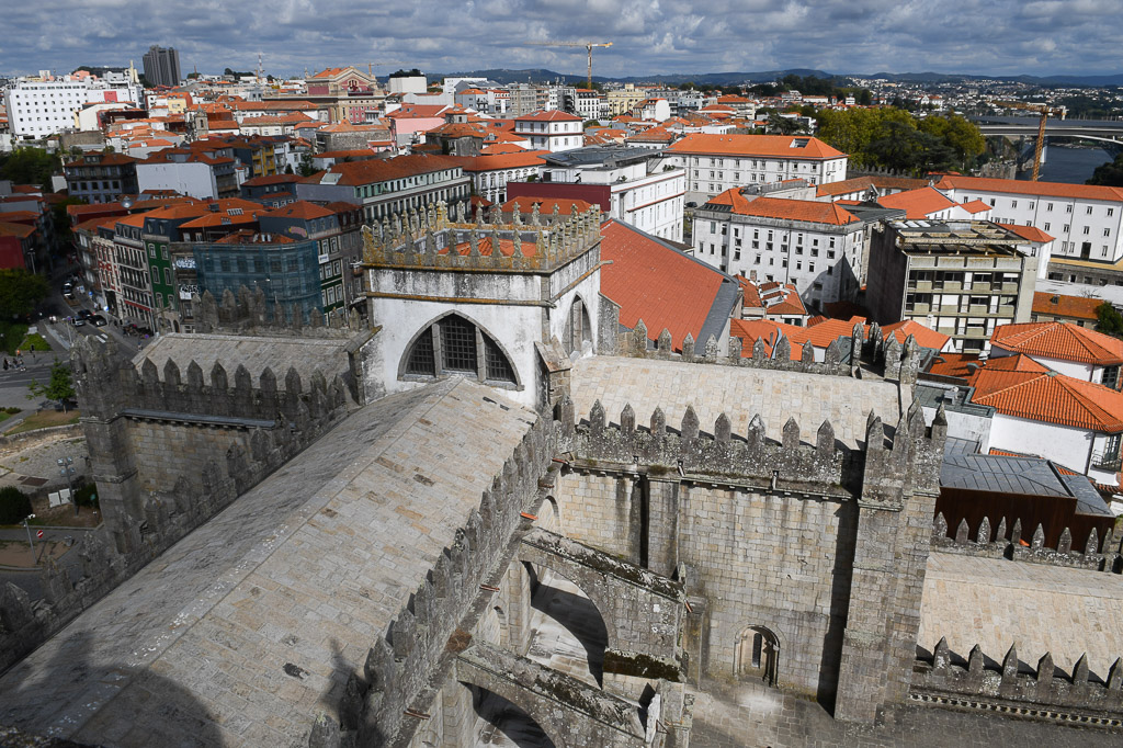Dach und Mauern der Kathedrale