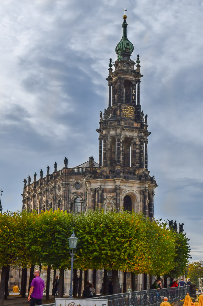 Turm der Hofkirche im Hochformat