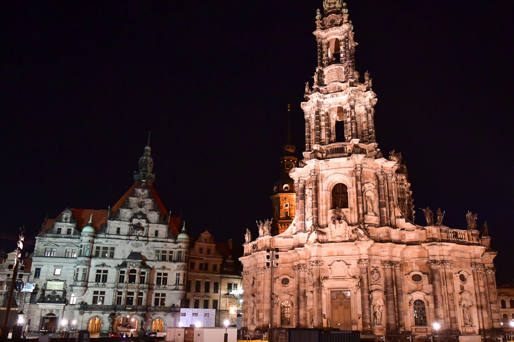 Hofkirche und Schloss bei Nacht