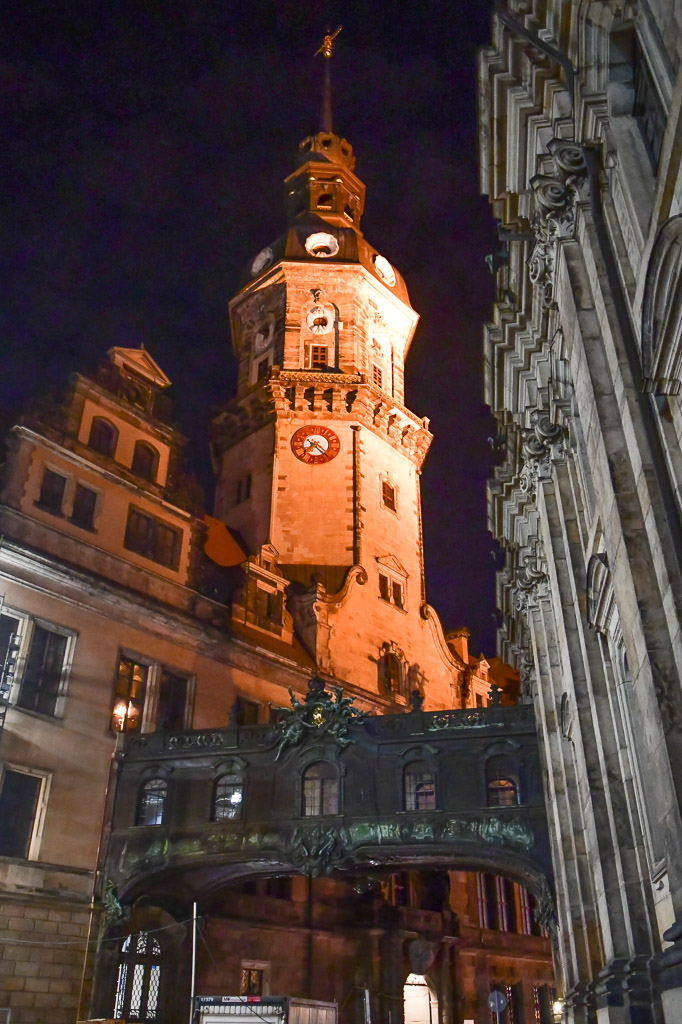 Schlossturm bei Nacht im Hochformat