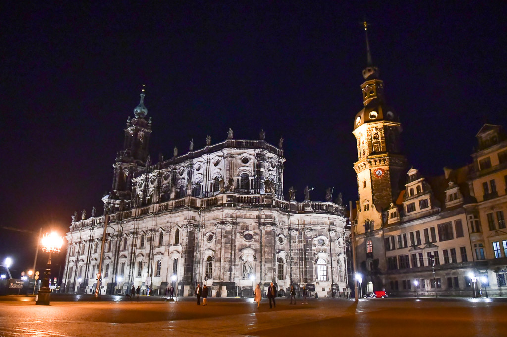 Beleuchtete Hofkirche bei Nacht