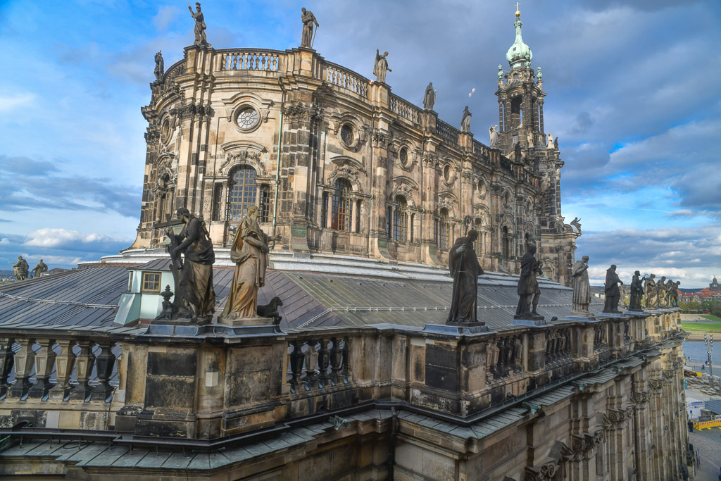 Dach der Hofkirche mit Heiligenfiguren