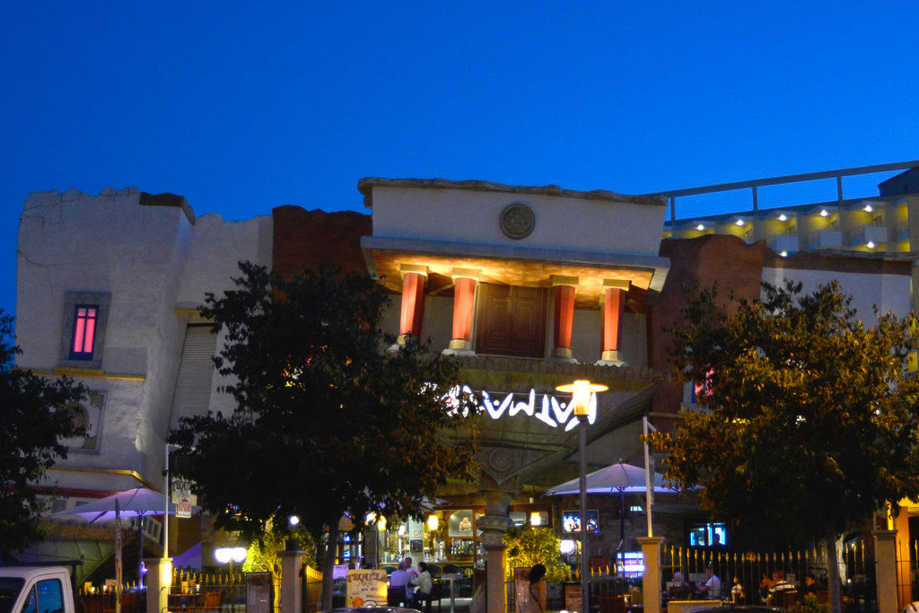 Gebäude des Katmandu Parks in der Dämmerung