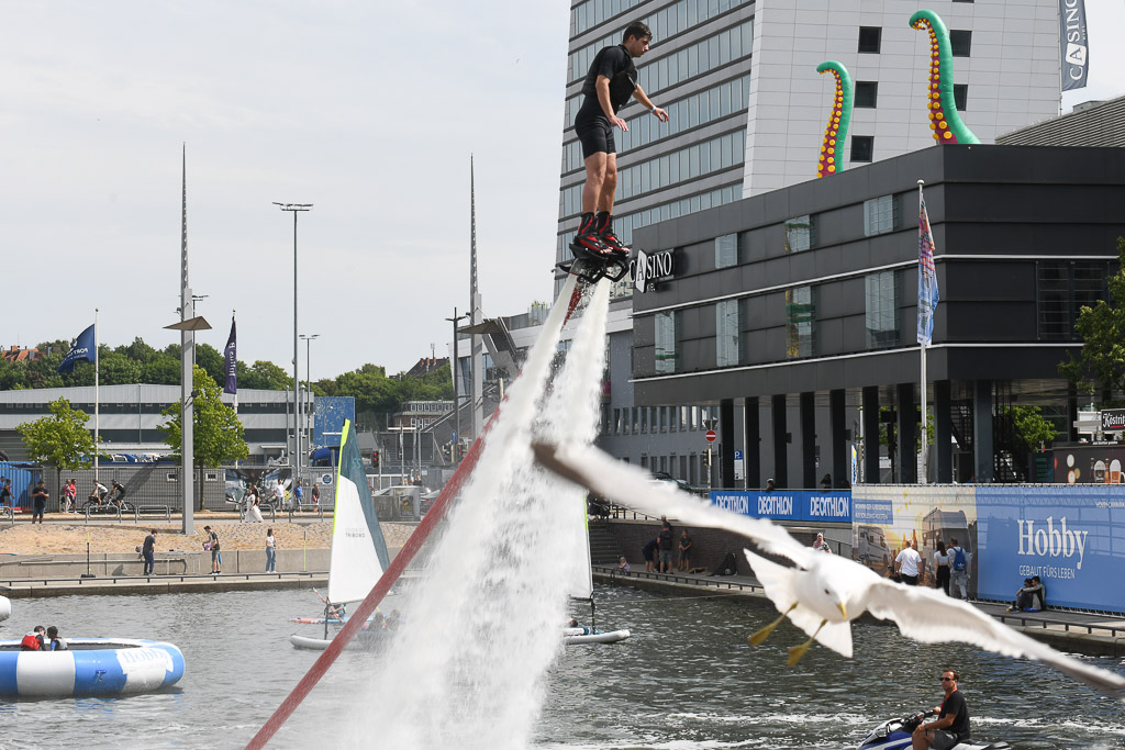 Flyboarder über dem Wasser