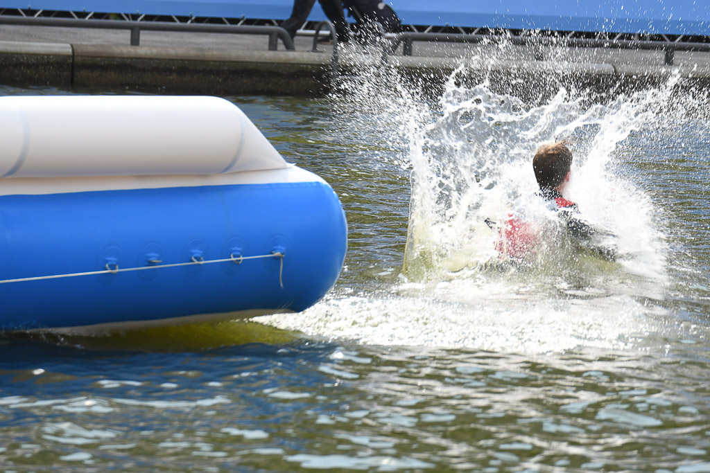 Sprung ins Wasser am Aquapark