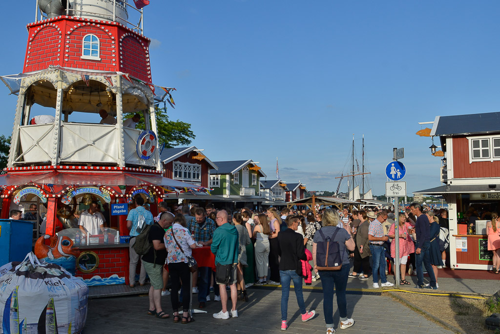 Roter Leuchtturm an der Hafenpromenade