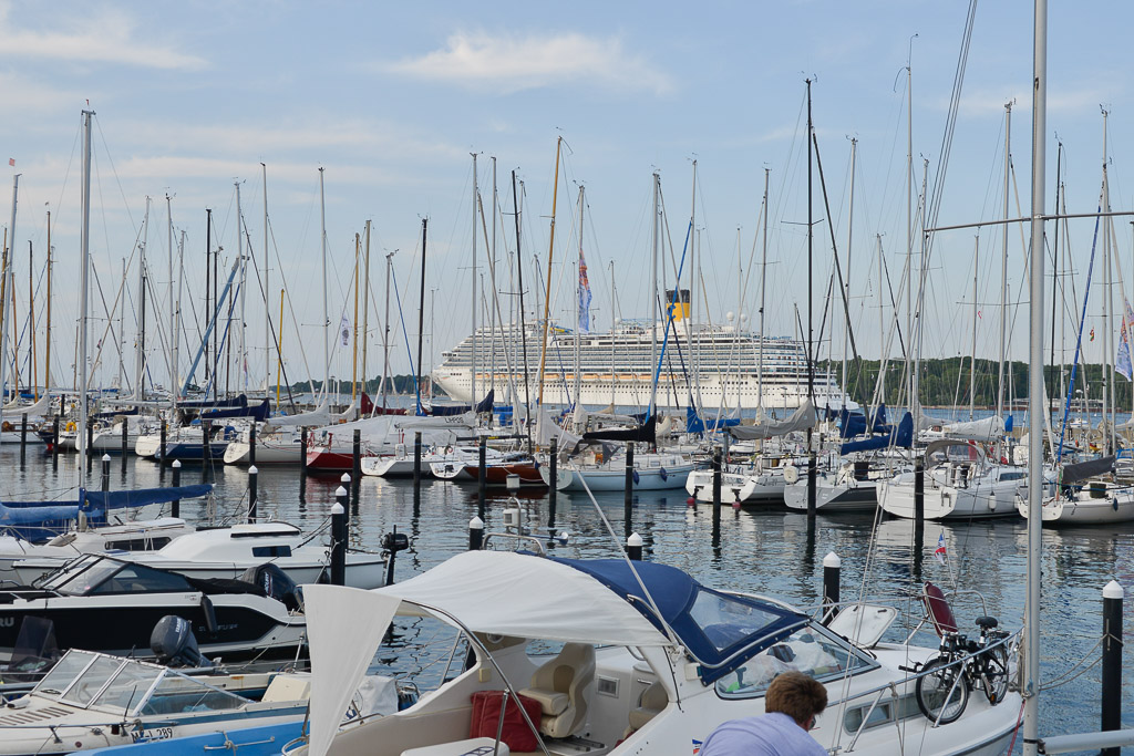 Sporthafen mit Kreuzfahrtschiff