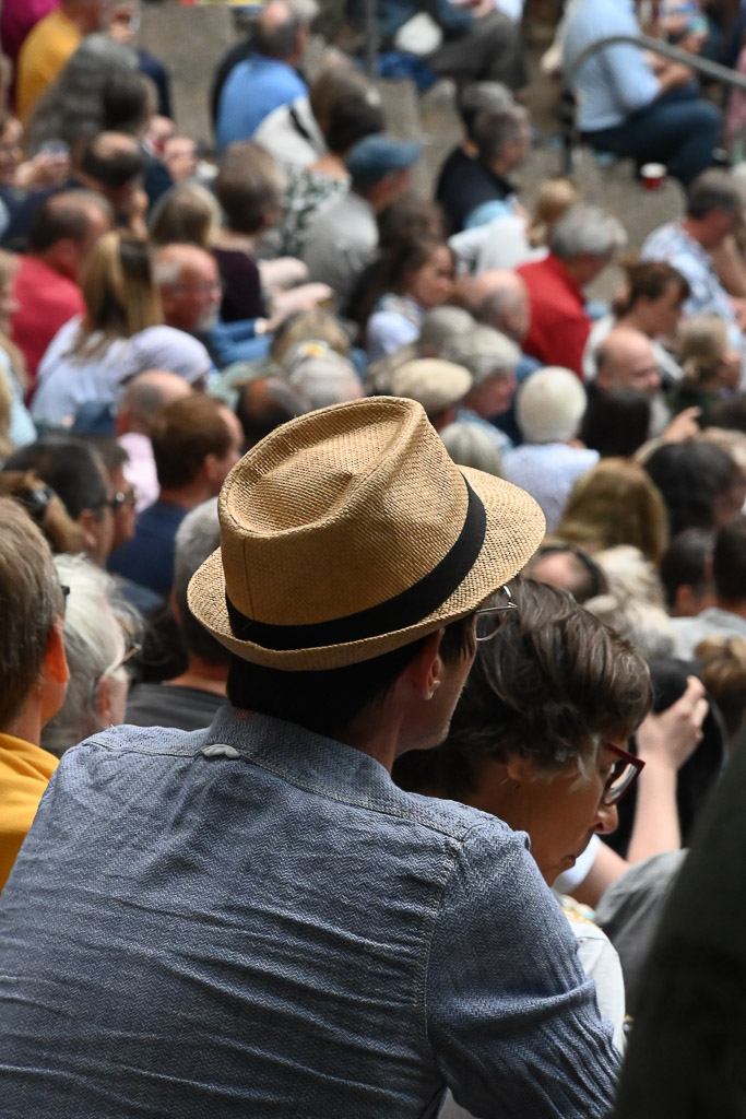 Besucher mit Hut im Hochformat