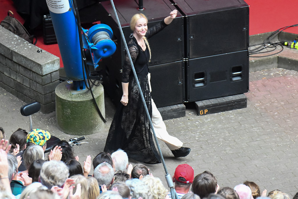 Tina Dico auf der Freilichtbühne Krusenkoppel