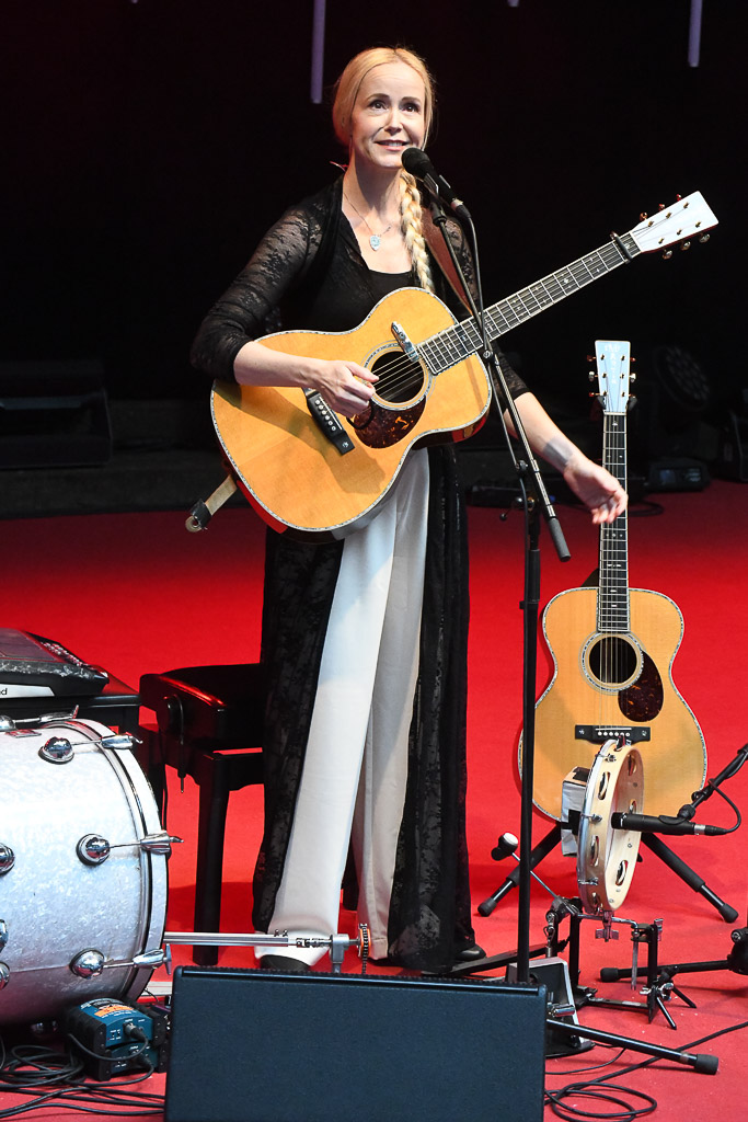 Tina Dico auf der Freilichtbühne Krusenkoppel im Hochformat