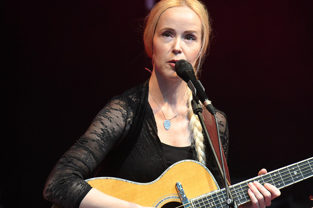 Tina Dico auf der Freilichtbühne Krusenkoppel
