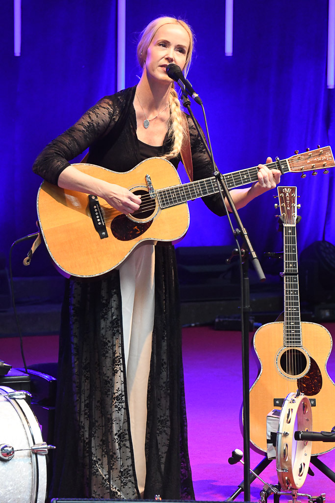 Tina Dico auf der Freilichtbühne Krusenkoppel im Hochformat
