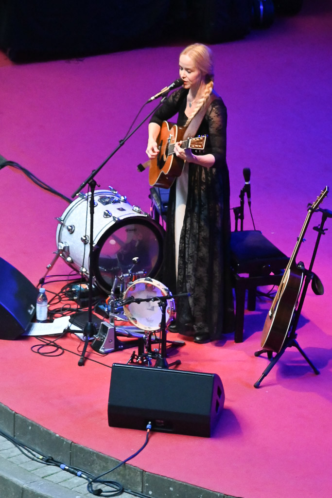 Tina Dico auf der Freilichtbühne Krusenkoppel im Hochformat