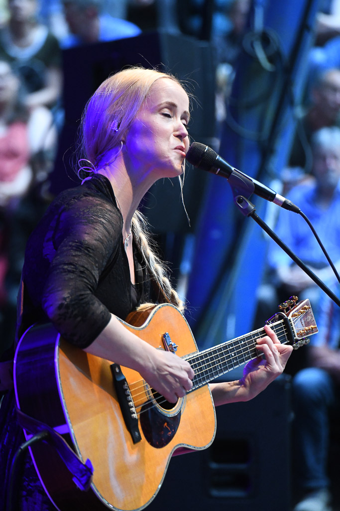 Tina Dico auf der Freilichtbühne Krusenkoppel im Hochformat