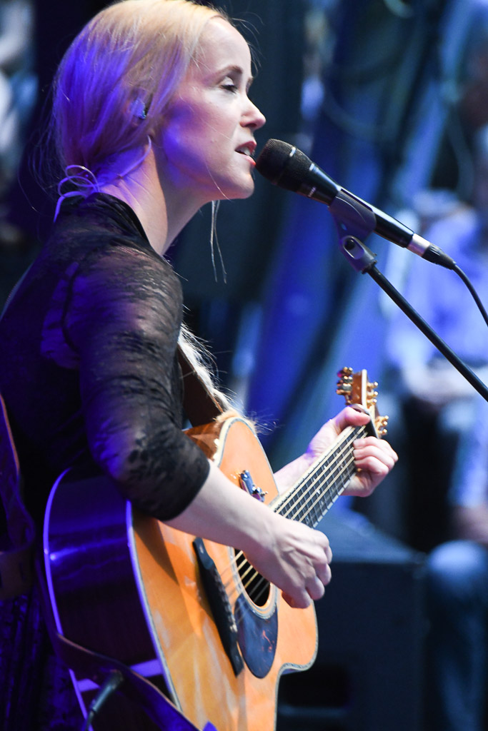 Tina Dico auf der Freilichtbühne Krusenkoppel im Hochformat