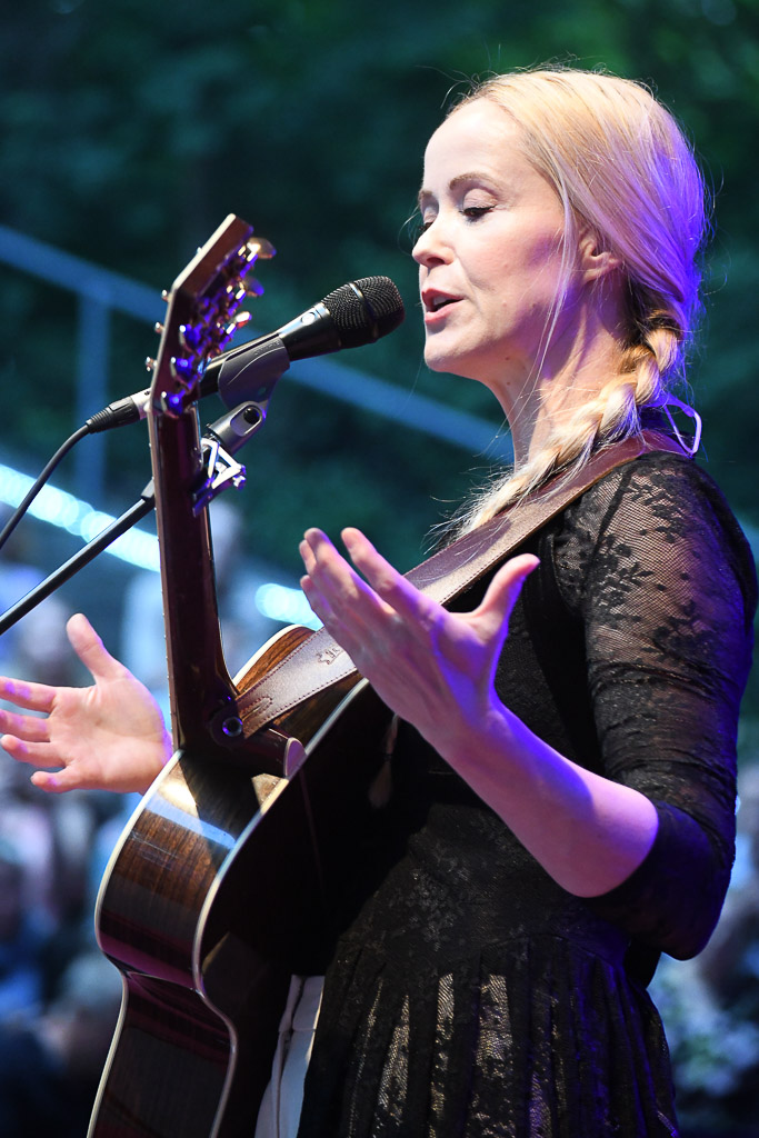 Tina Dico auf der Freilichtbühne Krusenkoppel im Hochformat