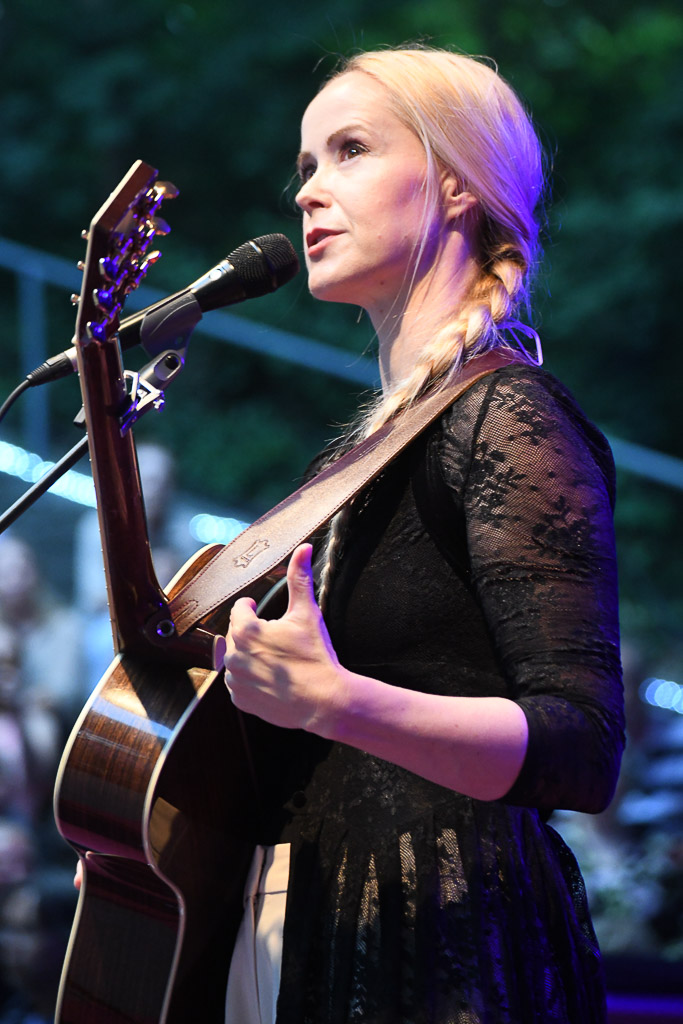 Tina Dico auf der Freilichtbühne Krusenkoppel im Hochformat