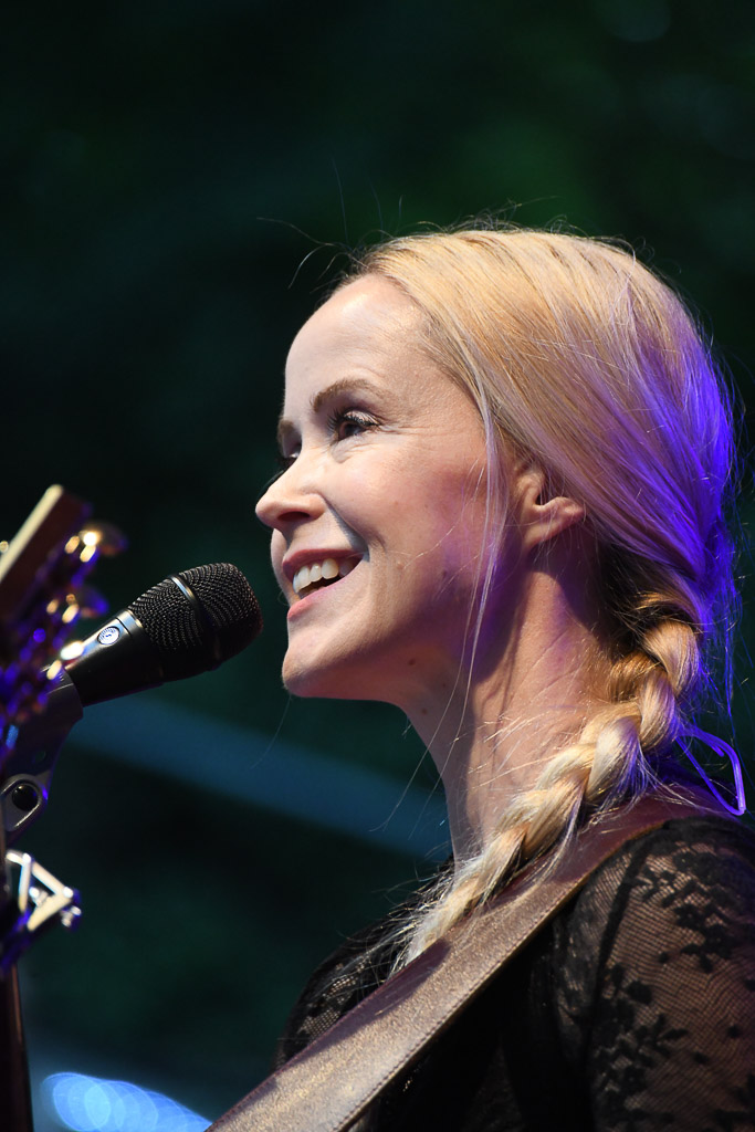 Tina Dico auf der Freilichtbühne Krusenkoppel im Hochformat