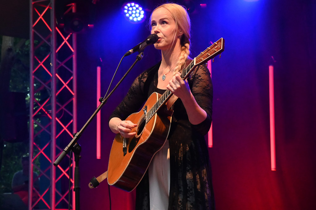 Tina Dico auf der Freilichtbühne Krusenkoppel