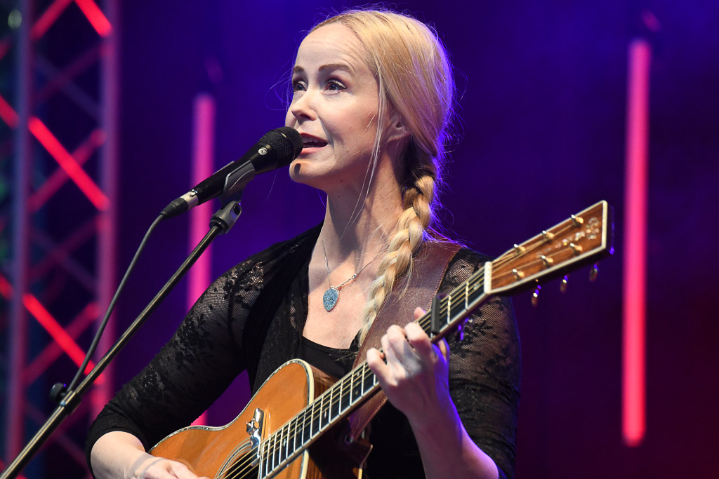 Tina Dico auf der Freilichtbühne Krusenkoppel