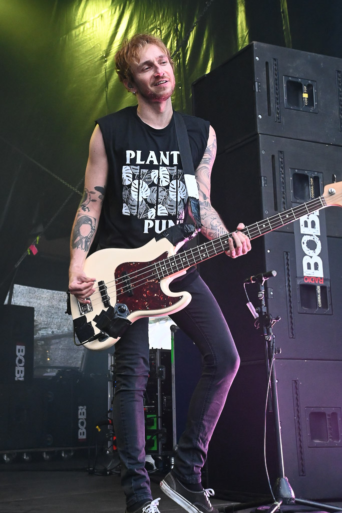 Bassist von Itchy im Hochformat