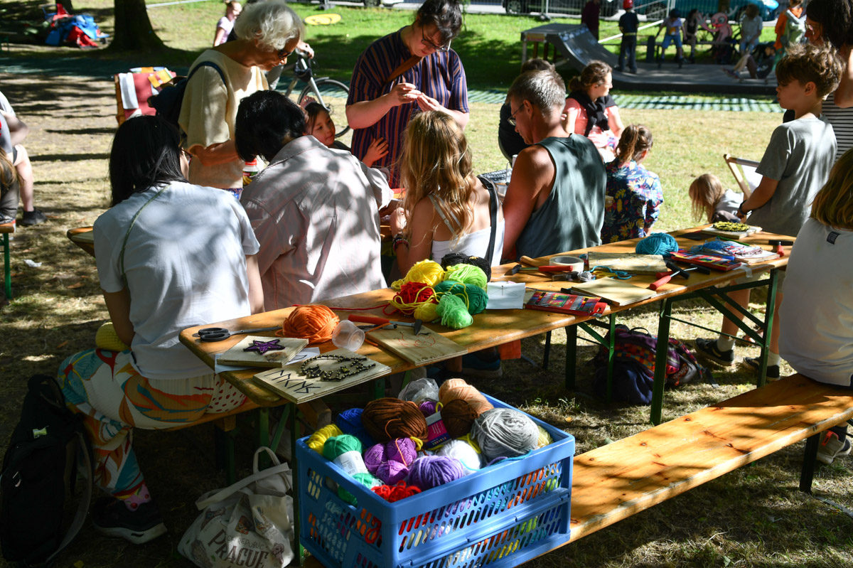 Besucher im Park an Tischen