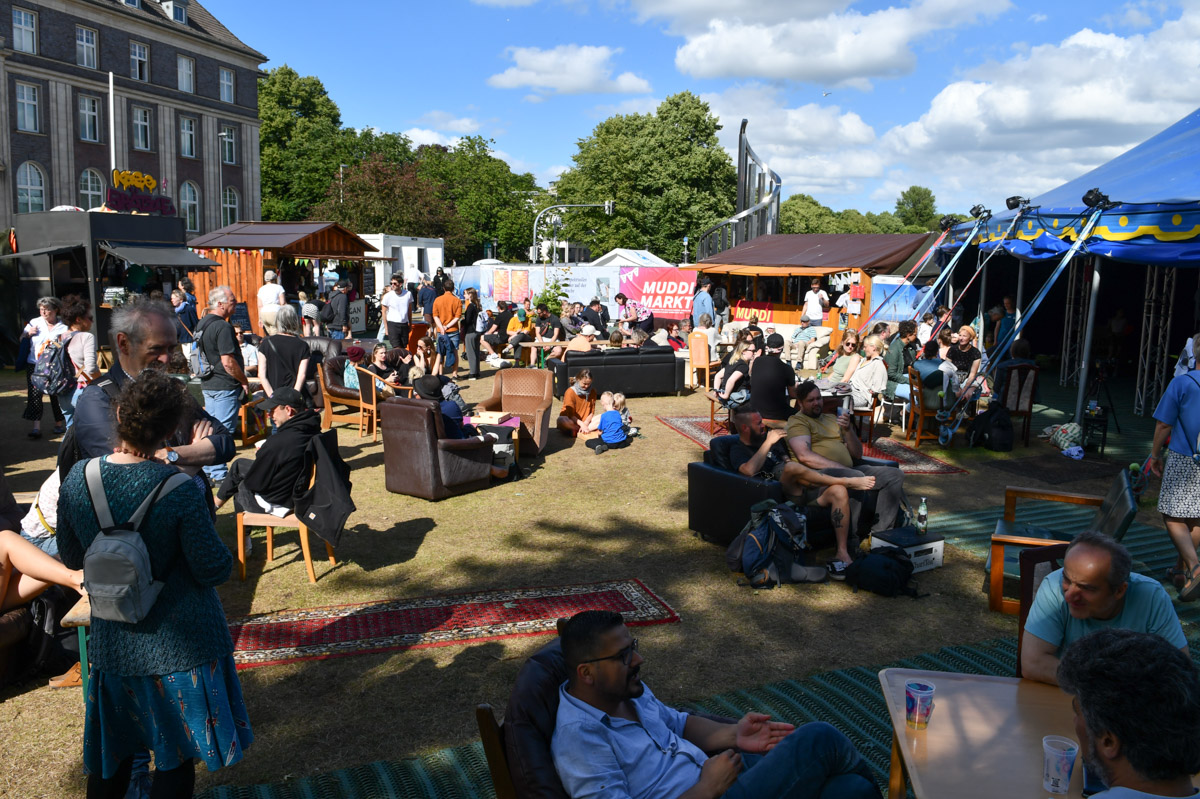 Besucher im Park an Tischen