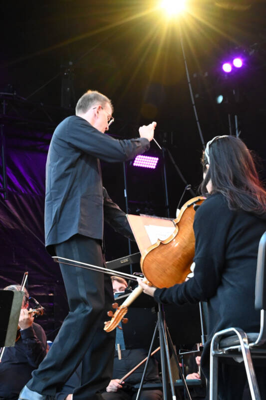 Philharmonisches Orchester Kiel auf der Rathausbühne im Hochformat