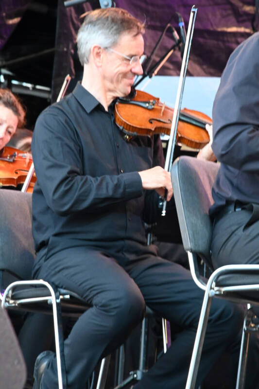 Philharmonisches Orchester Kiel auf der Rathausbühne im Hochformat