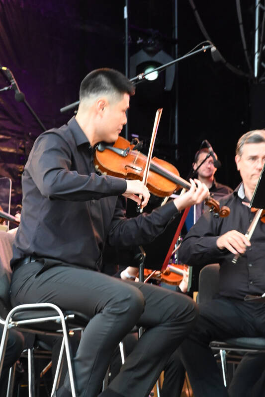 Philharmonisches Orchester Kiel auf der Rathausbühne im Hochformat