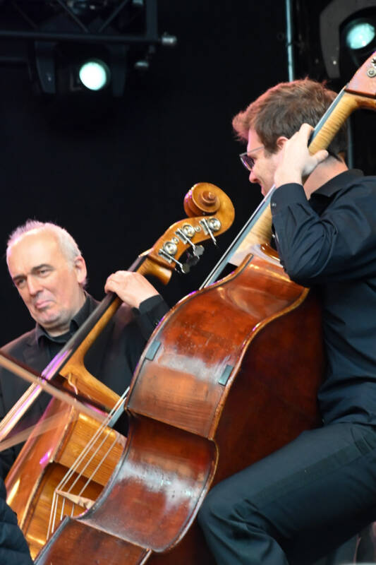 Philharmonisches Orchester Kiel auf der Rathausbühne im Hochformat
