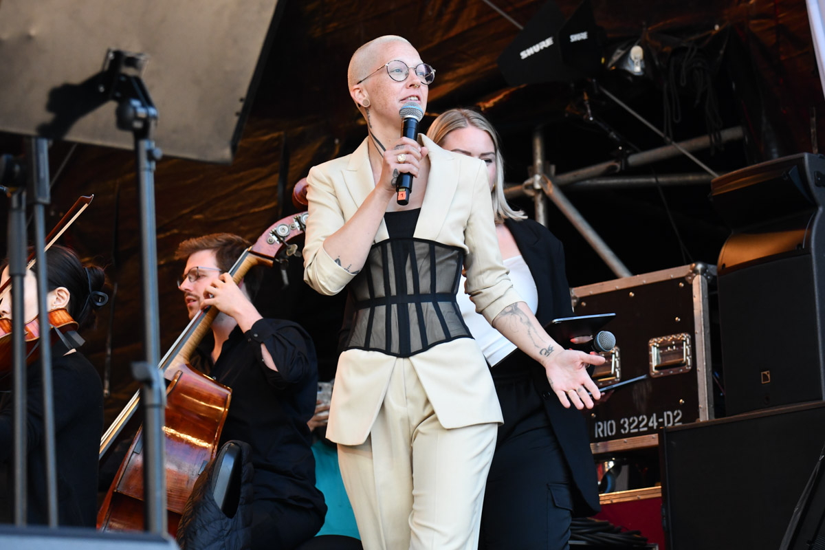 Stefanie Heinzmann bei Pop meets Classic auf der Rathausbühne