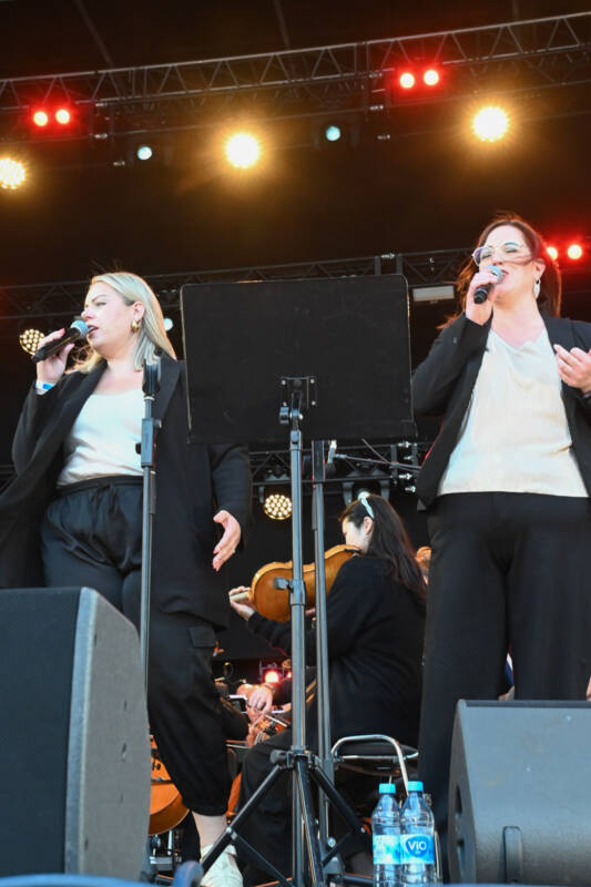 Stefanie Heinzmann bei Pop meets Classic auf der Rathausbühne im Hochformat