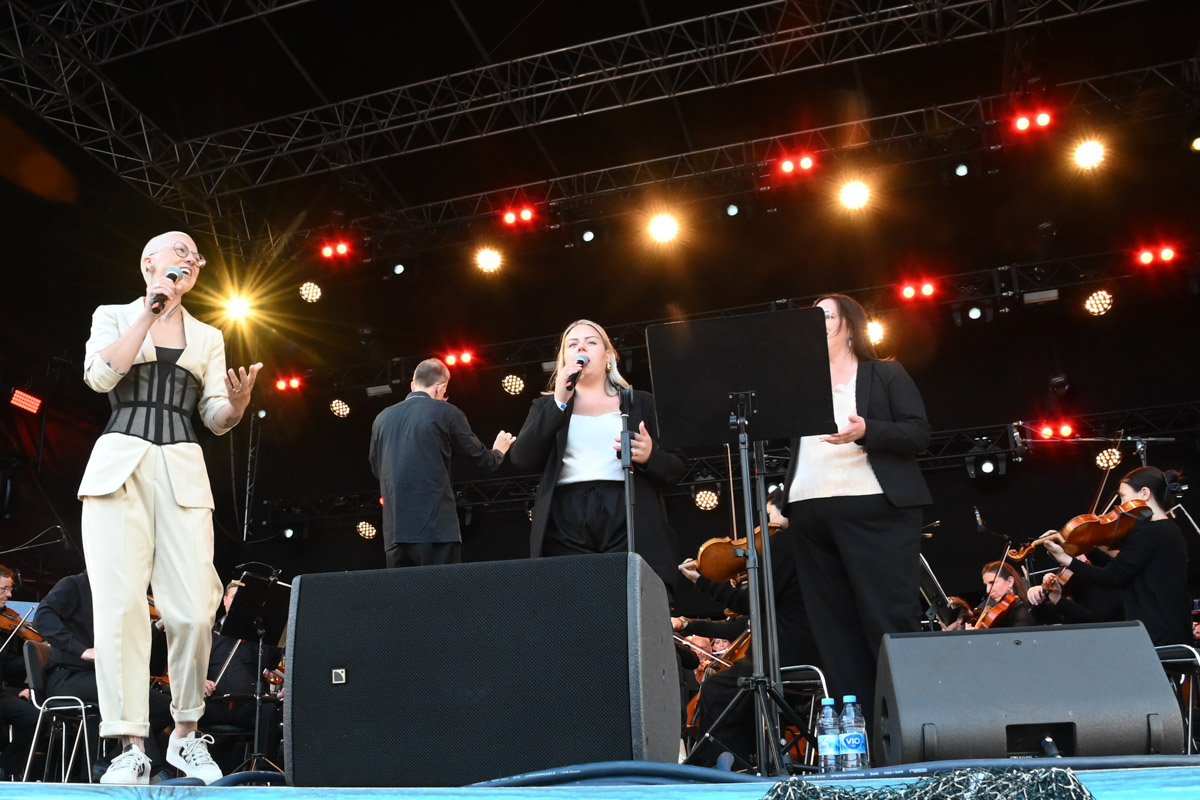 Stefanie Heinzmann bei Pop meets Classic auf der Rathausbühne