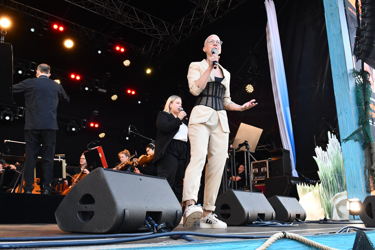 Stefanie Heinzmann bei Pop meets Classic auf der Rathausbühne