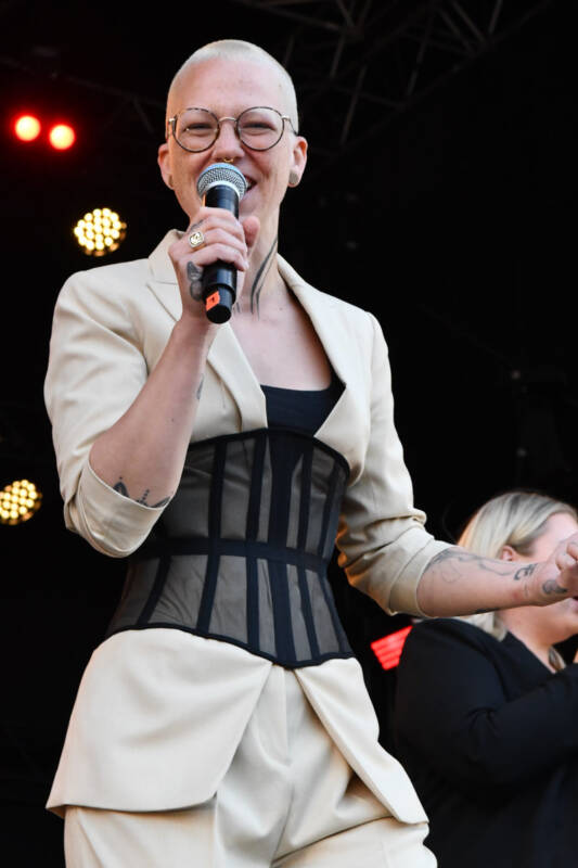 Stefanie Heinzmann bei Pop meets Classic auf der Rathausbühne im Hochformat