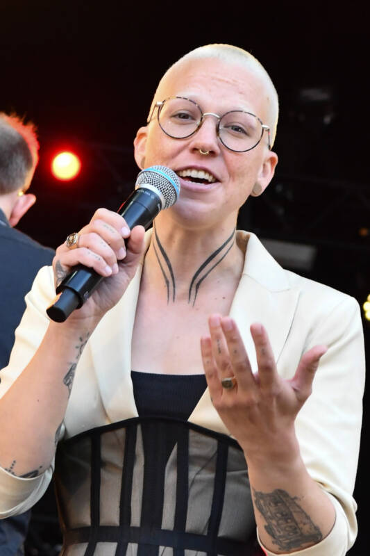 Stefanie Heinzmann bei Pop meets Classic auf der Rathausbühne im Hochformat