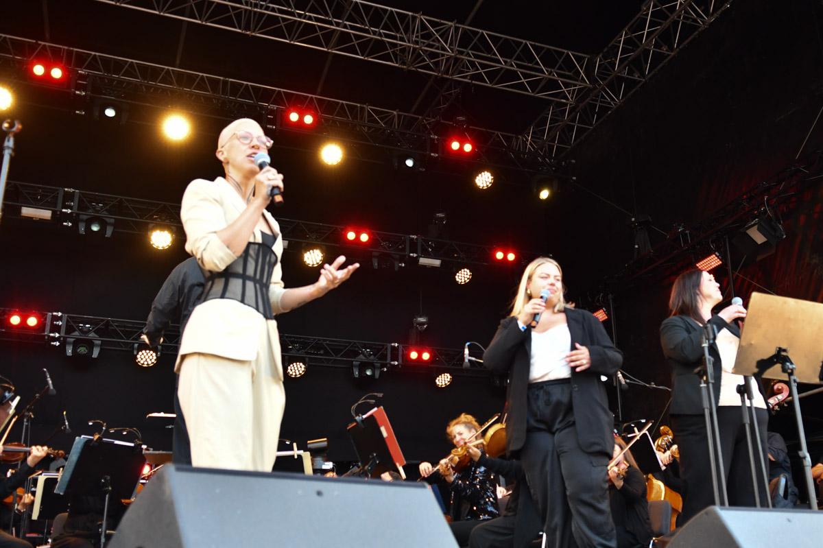 Stefanie Heinzmann bei Pop meets Classic auf der Rathausbühne