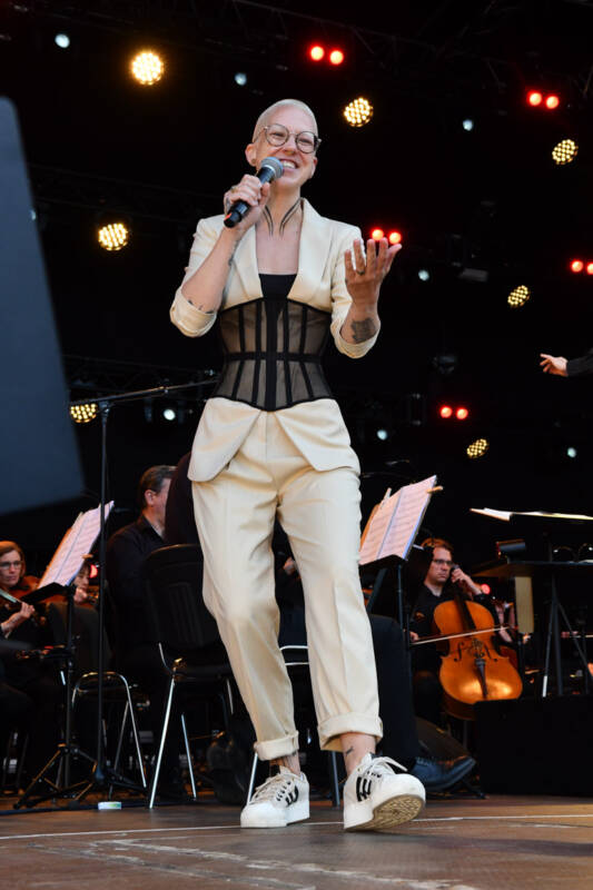 Stefanie Heinzmann bei Pop meets Classic auf der Rathausbühne im Hochformat