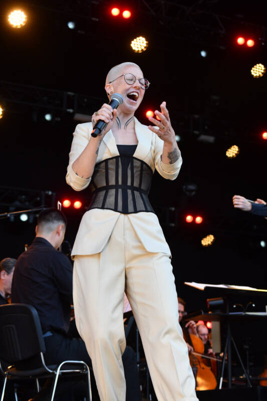 Stefanie Heinzmann bei Pop meets Classic auf der Rathausbühne im Hochformat