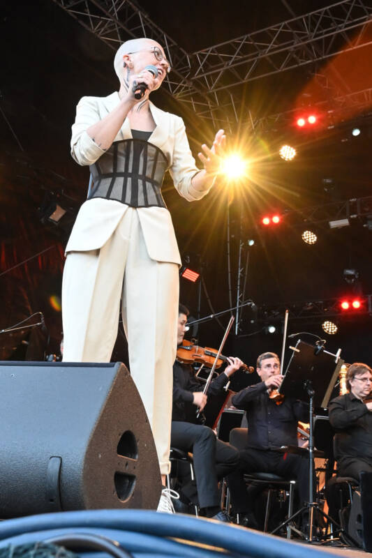 Stefanie Heinzmann bei Pop meets Classic auf der Rathausbühne im Hochformat