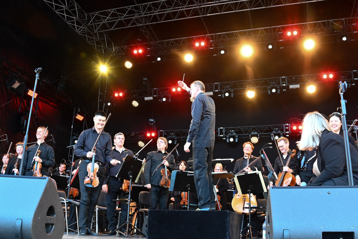 Stefanie Heinzmann bei Pop meets Classic auf der Rathausbühne