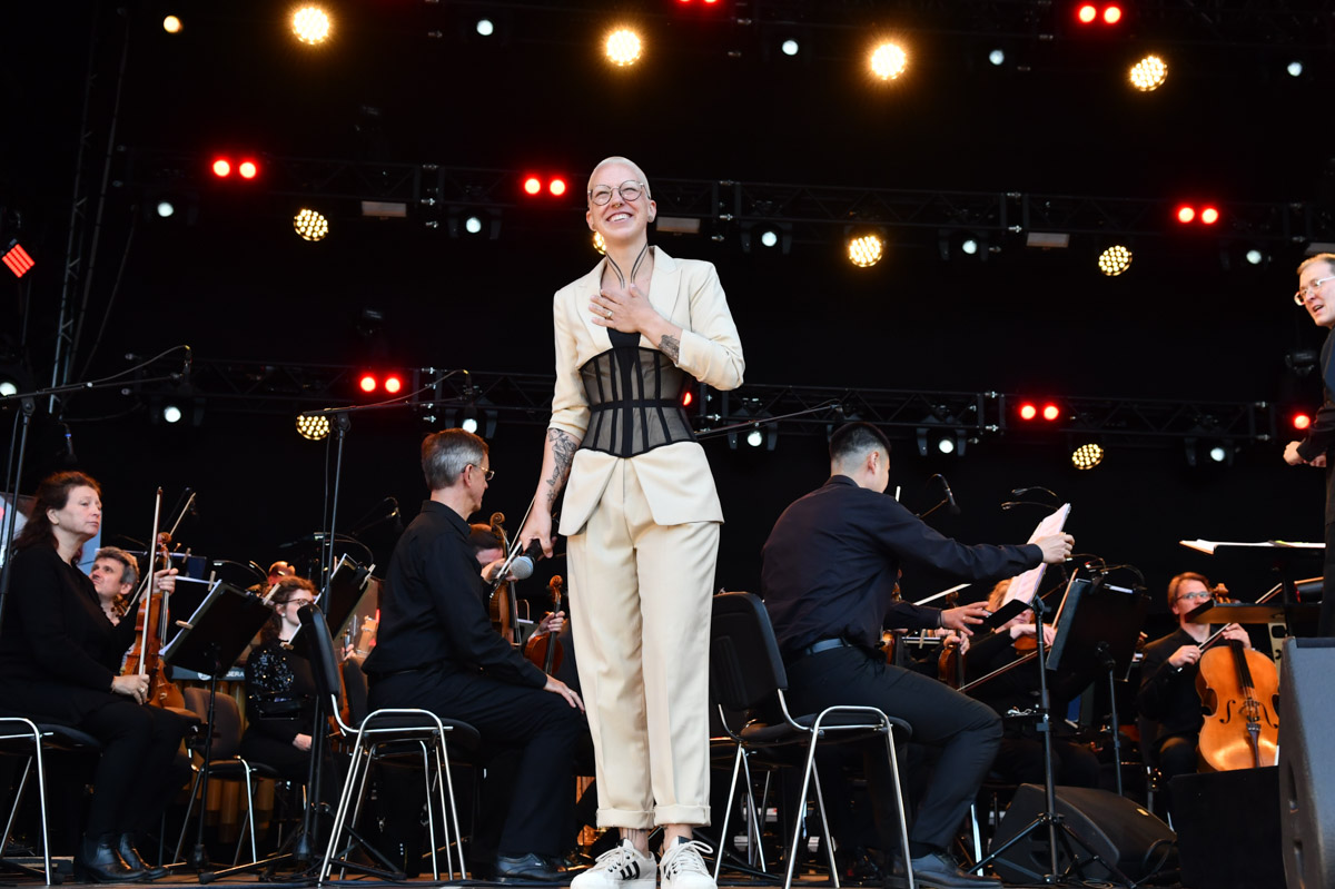 Stefanie Heinzmann bei Pop meets Classic auf der Rathausbühne