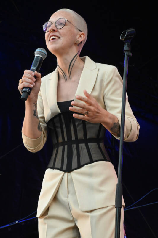 Stefanie Heinzmann bei Pop meets Classic auf der Rathausbühne im Hochformat
