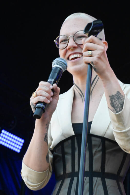 Stefanie Heinzmann bei Pop meets Classic auf der Rathausbühne im Hochformat