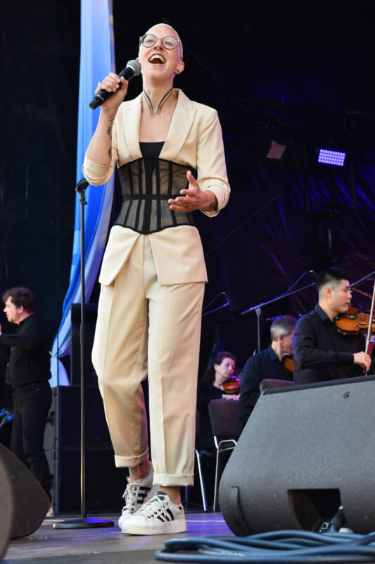 Stefanie Heinzmann bei Pop meets Classic auf der Rathausbühne im Hochformat